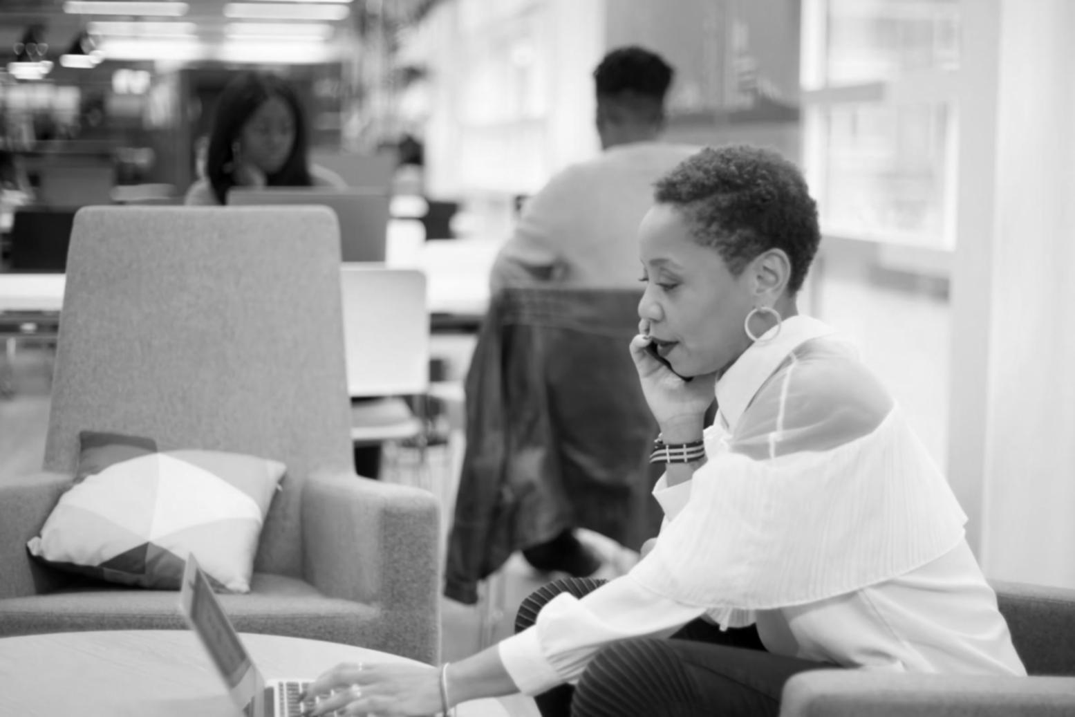 Suasana diskusi kelompok peserta program sedang menganalisis laporan keuangan dengan mentor