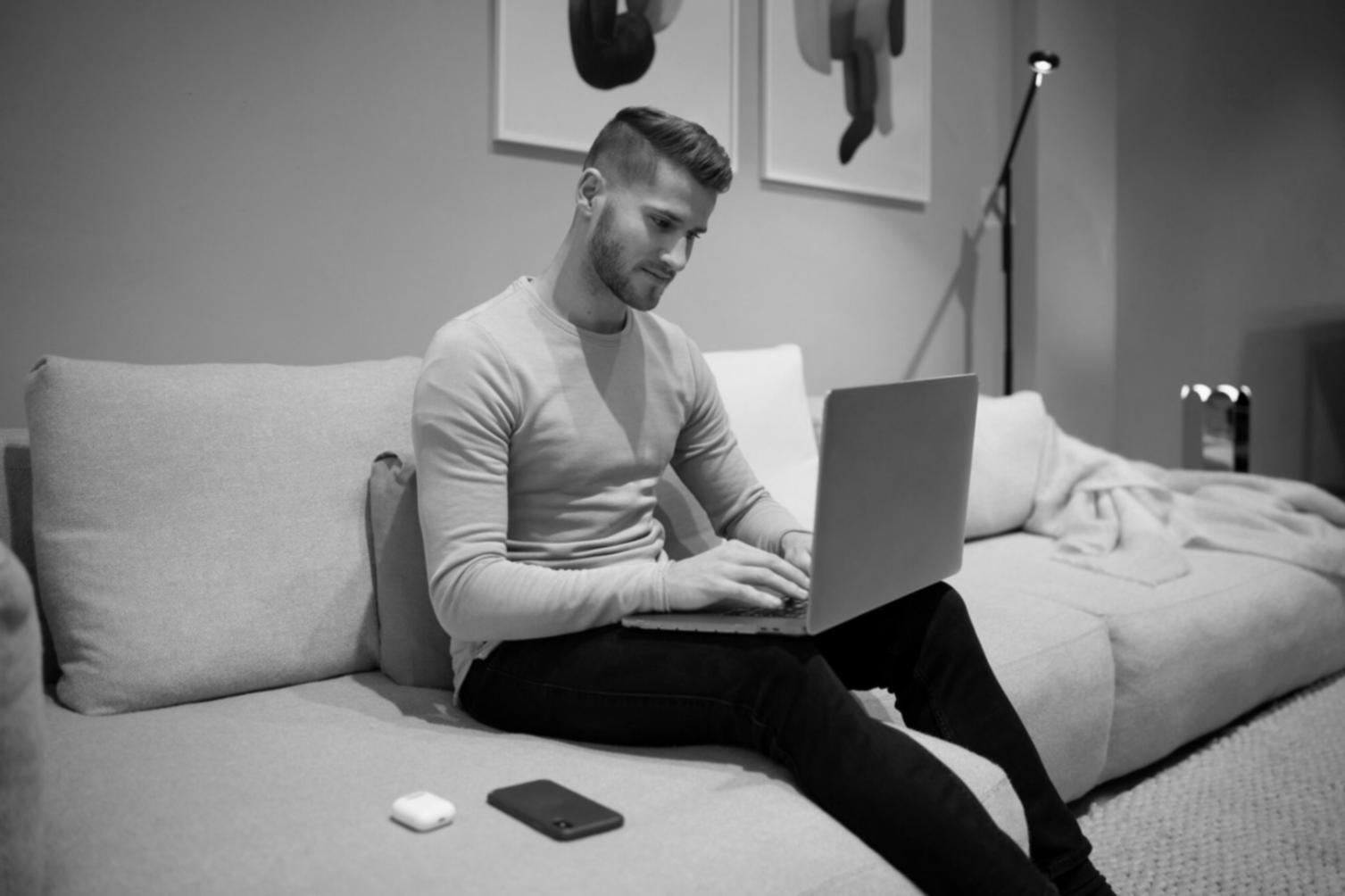 Sesi pembelajaran analisis finansial dengan proyektor dan diskusi interaktif