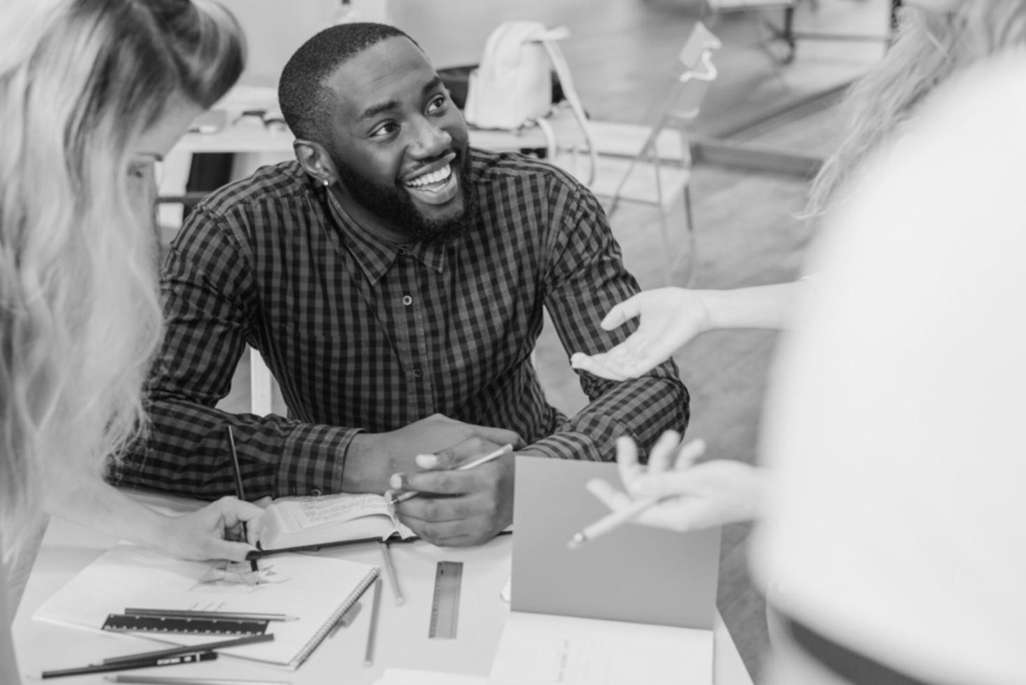 Peserta sedang mempresentasikan hasil analisis keuangan menggunakan slide dan grafik